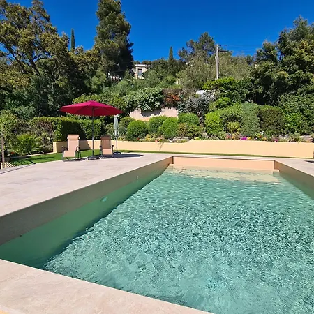 Villa Luxueuse: Seaside Retreat With Private Pool
